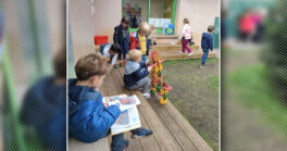 Les enfants de maternelle découvrent de nouveaux aménagements dans la cour d'école