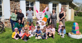 Les enfants de l'ALSH maternelle créent des lapins de Pâques géants