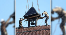 Le clocheton de l'église en partie restauré